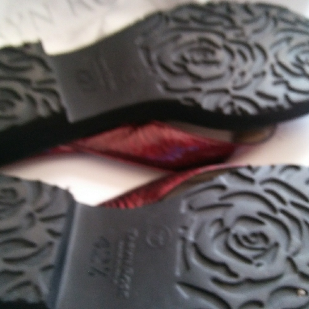 Taryn Rose "Tyra" leather thong 🎉Size 12.5🎉 - Picture 3 of 5
